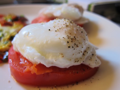 poached egg with salmon and tomato
