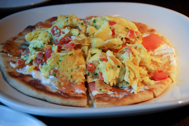 "Leo" Pizza with smoked salmon, scrambled eggs, caramelized onions on flatbread