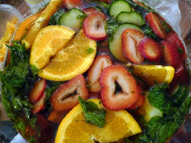 mix the fruit and mint
