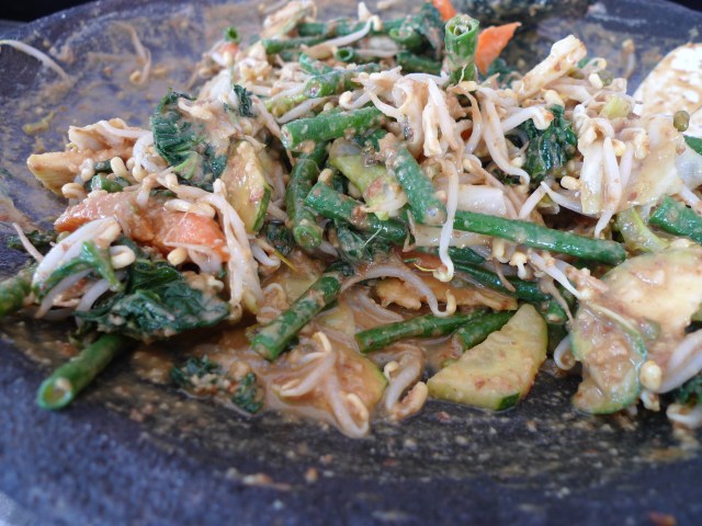 jukut mecantok - mixed veggies with peanut sauce